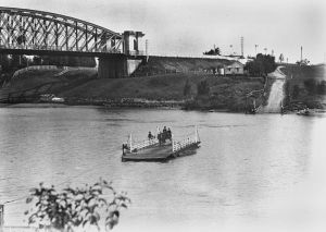 leech Indooroopilly_ferry_crossing_the_Brisbane_River,_1906